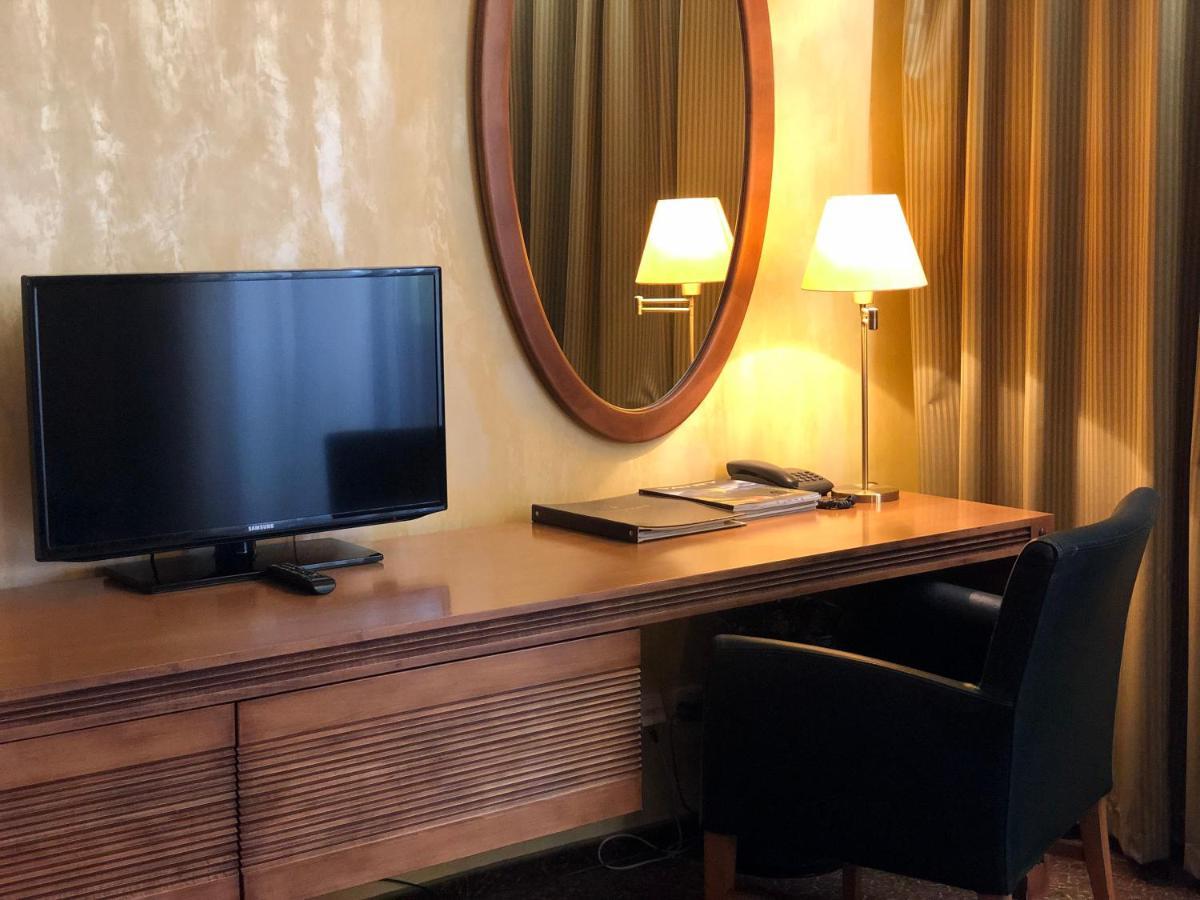 Hotel International Велка Ломница Екстериор снимка