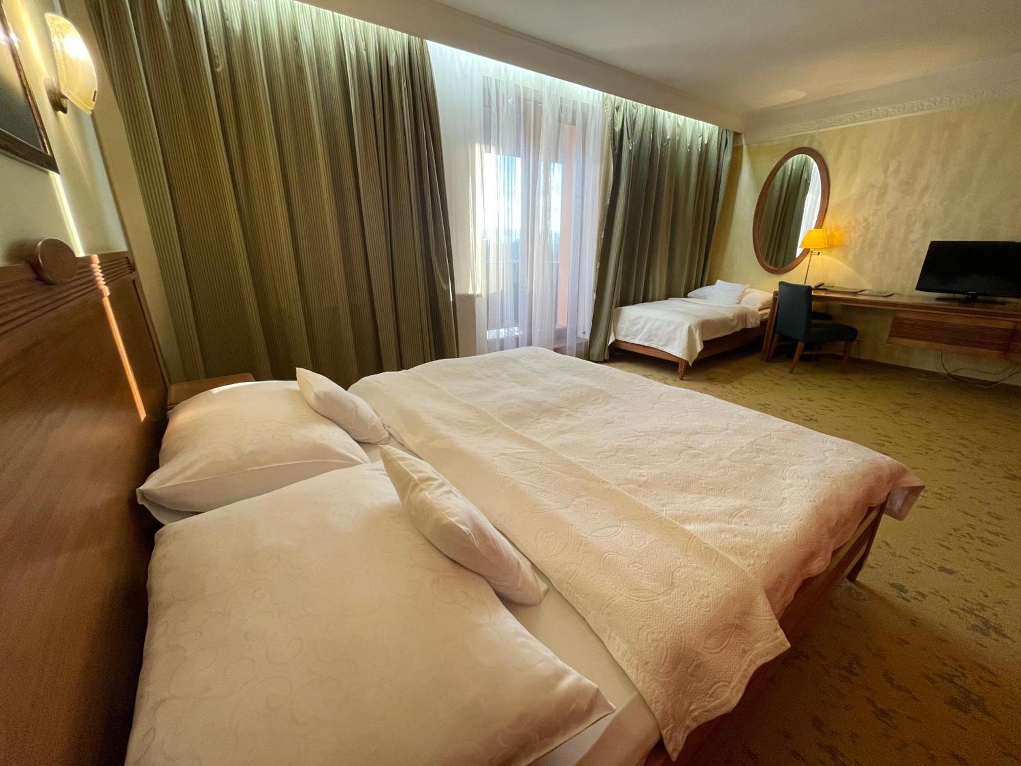 Hotel International Велка Ломница Екстериор снимка